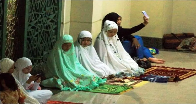11 Kelakuan Kocak Orang Manfaatkan Wi-Fi di Masjid. Pakai Boleh, tapi Nggak Gitu juga Kali! :( 16
