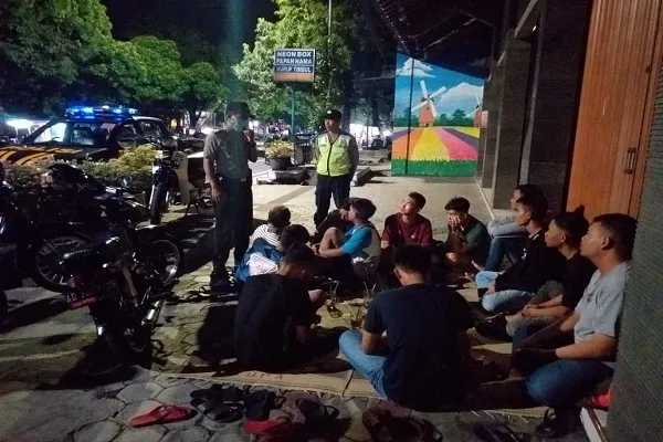 Hal-hal Ini Perlu Kamu Ingat Saat Mulai Tergoda Ajakan Teman Buat Nongkrong. Jumlah Kasusnya Masih Belum Berkurang, Bung 6