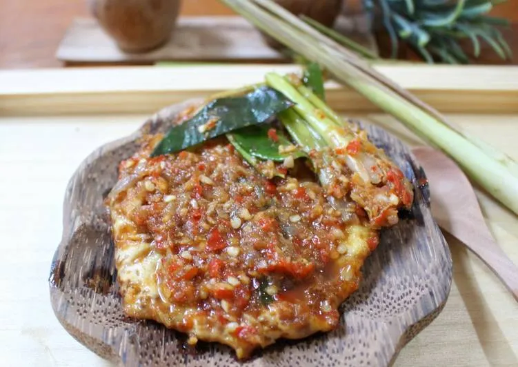 8 Resep Telur Ceplok yang Nggak Cuma Polosan Doang. Bumbunya Lezat, Selera Makan Meningkat! 15