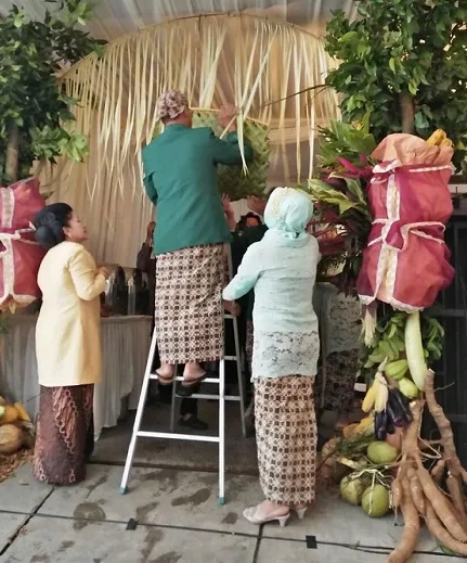 Makna Sakral Tuwuhan di Pernikahan Adat Jawa. Ternyata Lebih dari Sekadar Dekorasi lo! 10
