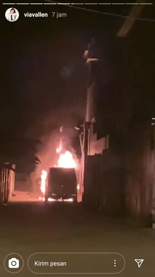 Mobil Mewah Dibakar Orang Tak Dikenal, Rumah Via Vallen Nyaris Habis Dilalap Api 4