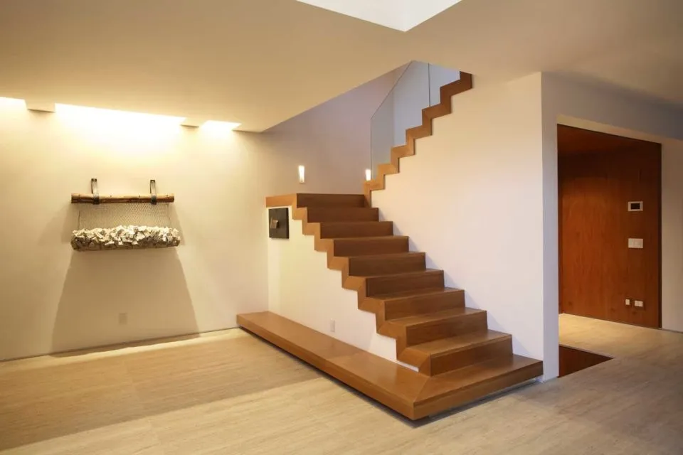 8 Desain Tangga Rumah Minimalis yang Nggak Makan Tempat. Juga Bisa Berfungsi Sebagai Rak 14