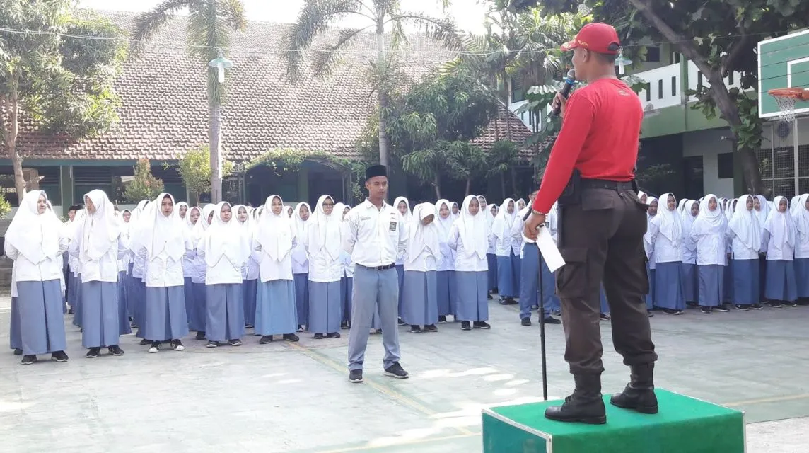 Nostalgia Jadi Petugas Upacara Rutin Setiap Senin Saat Sekolah Dulu. Anak Rajin Pasti Relate nih~ 7