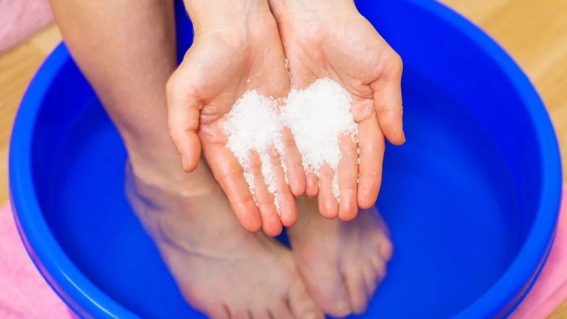 Cara Menghilangkan Bau Kaki Paling Mudah & Aman 12 cara menghilangkan bau kaki
