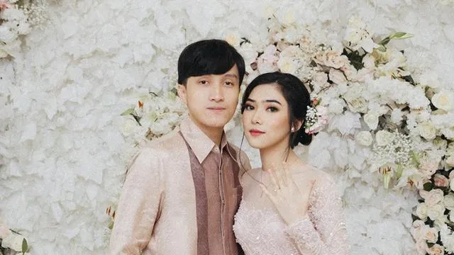 9 Artis yang Menikah dengan Teman Sendiri. Jodoh Bisa Sedekat itu 13