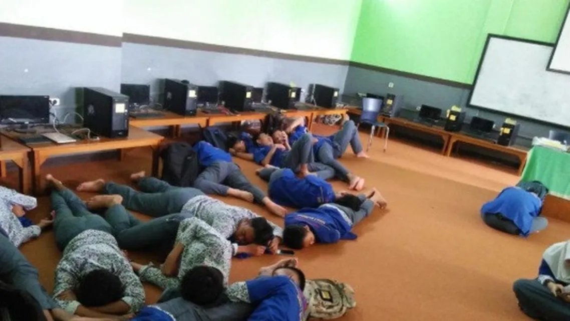 11 Potret Kocak Murid Tertangkap Basah Sedang Tidur di Kelas. Kesabaran Guru Bisa Dilihat dari Sini 16