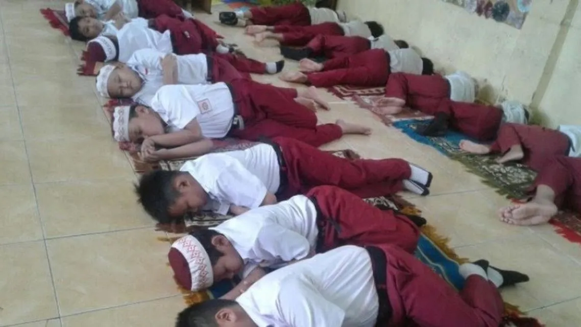 11 Potret Kocak Murid Tertangkap Basah Sedang Tidur di Kelas. Kesabaran Guru Bisa Dilihat dari Sini 17