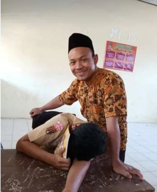 11 Potret Kocak Murid Tertangkap Basah Sedang Tidur di Kelas. Kesabaran Guru Bisa Dilihat dari Sini 13