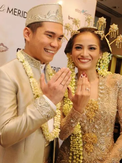 9 Artis yang Menikah dengan Teman Sendiri. Jodoh Bisa Sedekat itu 12