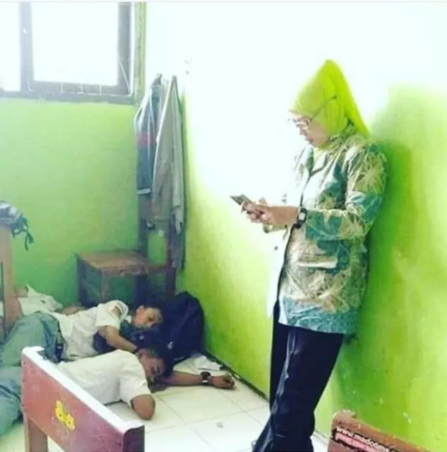 11 Potret Kocak Murid Tertangkap Basah Sedang Tidur di Kelas. Kesabaran Guru Bisa Dilihat dari Sini 14