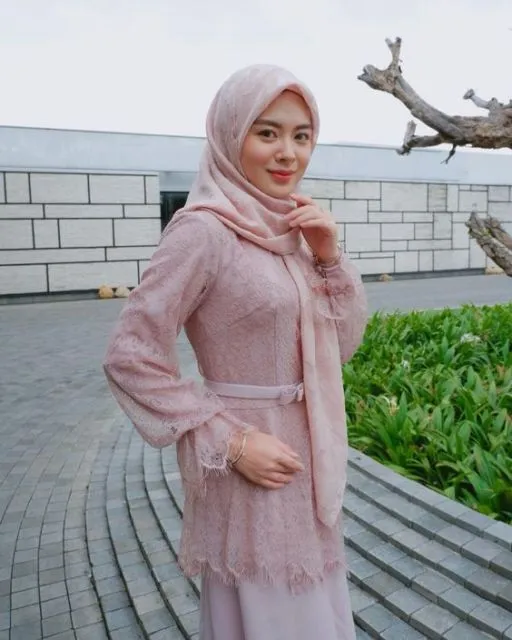 Bikin Efek Langsing, Ini 8 Kebaya Bersabuk yang Hits, Unik dan Paling Baru! 14