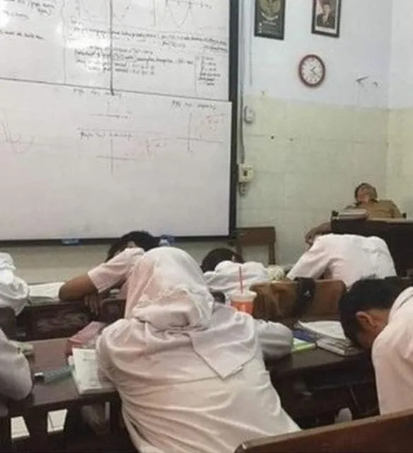 11 Potret Kocak Murid Tertangkap Basah Sedang Tidur di Kelas. Kesabaran Guru Bisa Dilihat dari Sini 18