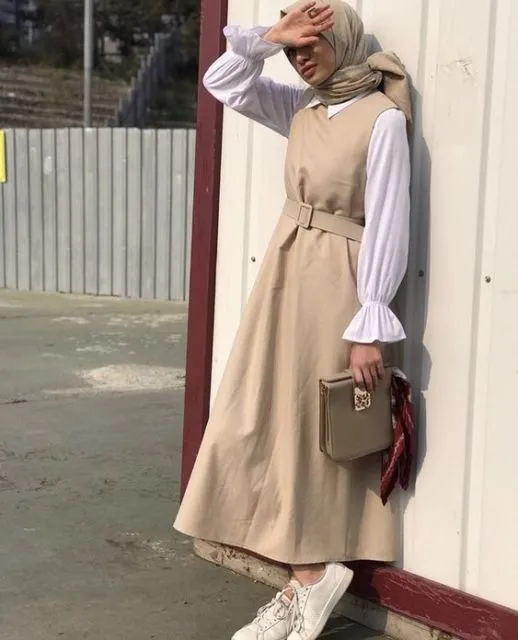 9 OOTD Hijab dan Celana Warna Cream yang Simple 11