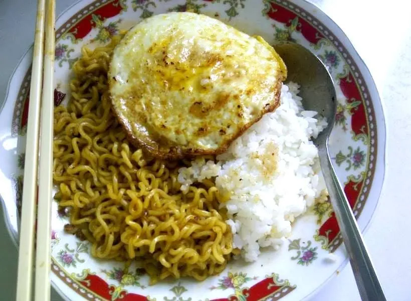 5 Kebiasaan Unik Makan Mi Instan di Berbagai Negara. Mereka Campur Mi Pakai Nasi juga Nggak sih? 6