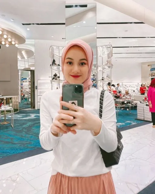 Potret Kalem Dinda Hauw dengan Hijab dan Makeup Naturalnya. Menginspirasi Banget! 10