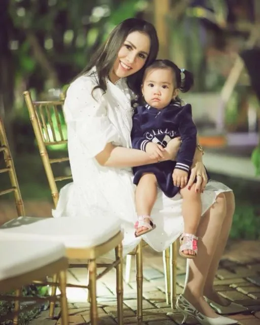 Tampil Gagah Saat Manggung, ini Momen Manis 8 Vokalis Band Perempuan Tanah Air Bareng Anak 10