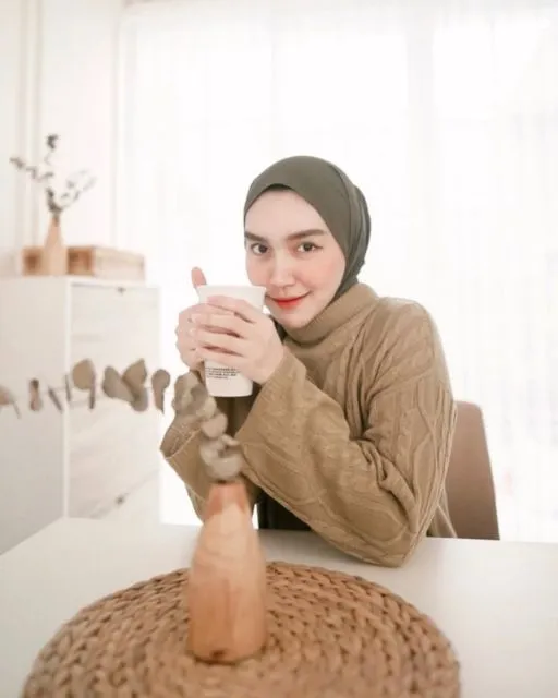 Dari Zaskia Mecca Hingga Olla Ramlan, Ini Seleb Berhijab yang Bisa Ditiru Gaya Simpelnya! 15