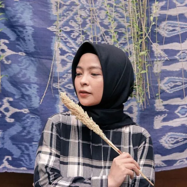 Dari Zaskia Mecca Hingga Olla Ramlan, Ini Seleb Berhijab yang Bisa Ditiru Gaya Simpelnya! 14