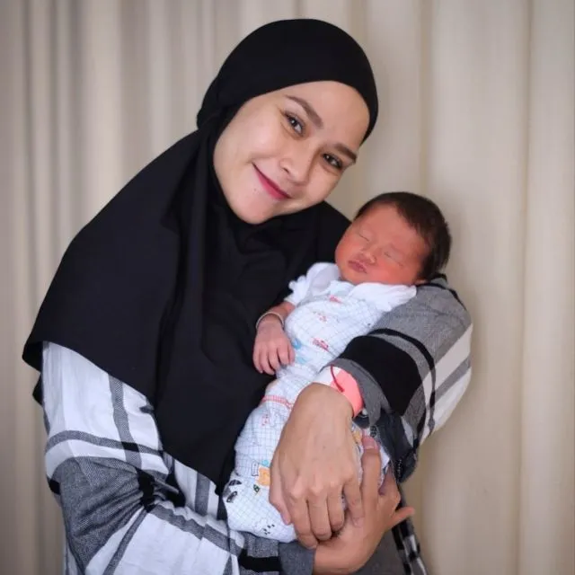 Dari Zaskia Mecca Hingga Olla Ramlan, Ini Seleb Berhijab yang Bisa Ditiru Gaya Simpelnya! 9