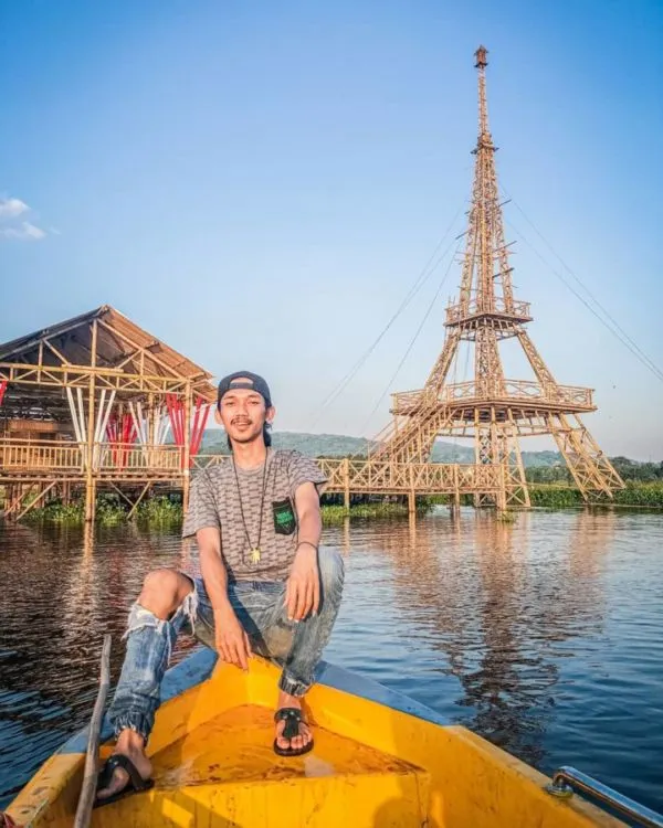 Ada Menara Eiffel di Radesa Wisata Tuntang Rawa Pening. Taman Rekreasi Air yang Eksotis di Semarang 9
