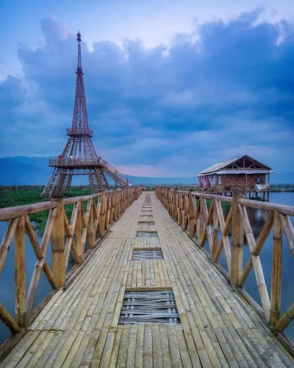 Ada Menara Eiffel di Radesa Wisata Tuntang Rawa Pening. Taman Rekreasi Air yang Eksotis di Semarang 8