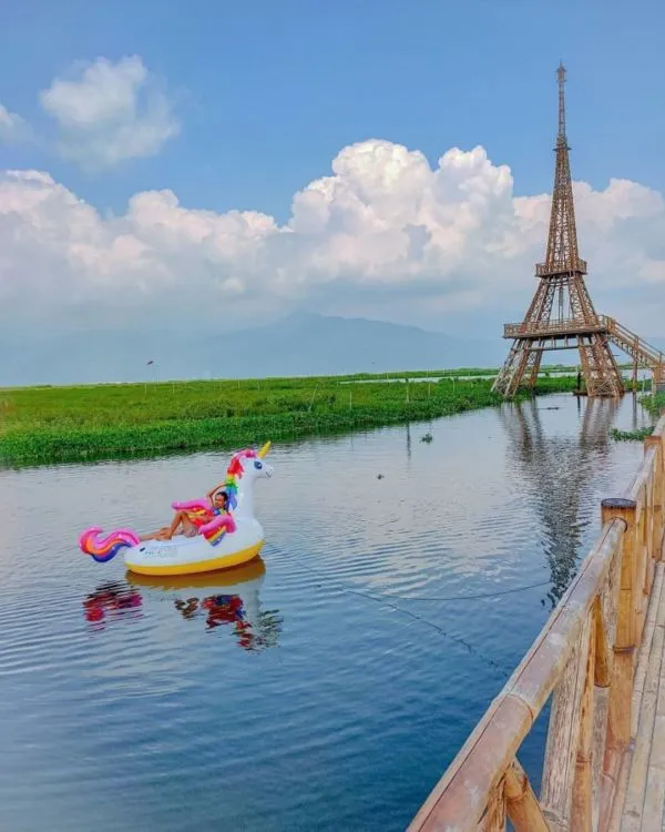 Ada Menara Eiffel di Radesa Wisata Tuntang Rawa Pening. Taman Rekreasi Air yang Eksotis di Semarang 6