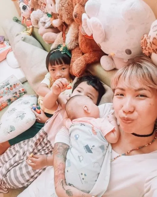 Tampil Gagah Saat Manggung, ini Momen Manis 8 Vokalis Band Perempuan Tanah Air Bareng Anak 11