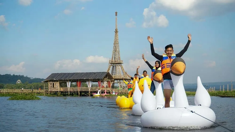 Ada Menara Eiffel di Radesa Wisata Tuntang Rawa Pening. Taman Rekreasi Air yang Eksotis di Semarang 7