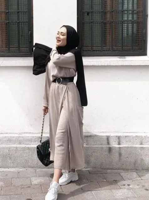 9 OOTD Hijab dan Celana Warna Cream yang Simple 12