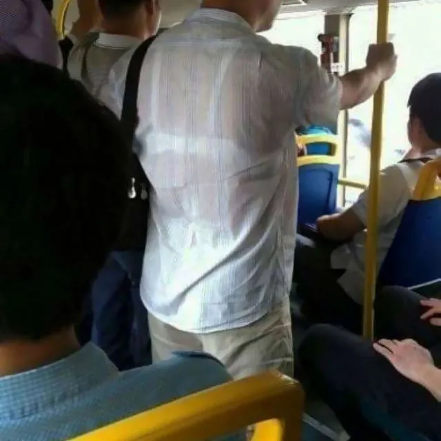 11 Kelakuan Kocak Penumpang Bus ini Bukti Kalau Orang di Mana pun Sama. Bule juga Bisa Nyeleneh! 19