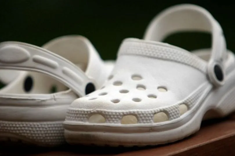 5 Alasan Kenapa Sepatu Crocs Banyak Dipakai Petugas Medis Saat Bekerja. Oh, Ternyata ini Sebabnya~ 10
