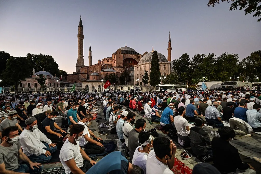 Berubah Jadi Masjid, Hagia Sophia Tetap Dibuka untuk Wisatawan dari Seluruh Dunia. Bahkan Tiketnya Gratis Lho! 5