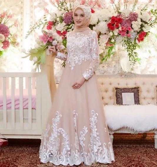 9 Kebaya Berbahan Organza dengan Desain Paling Unik. Dijamin Belum Banyak yang Punya! 13