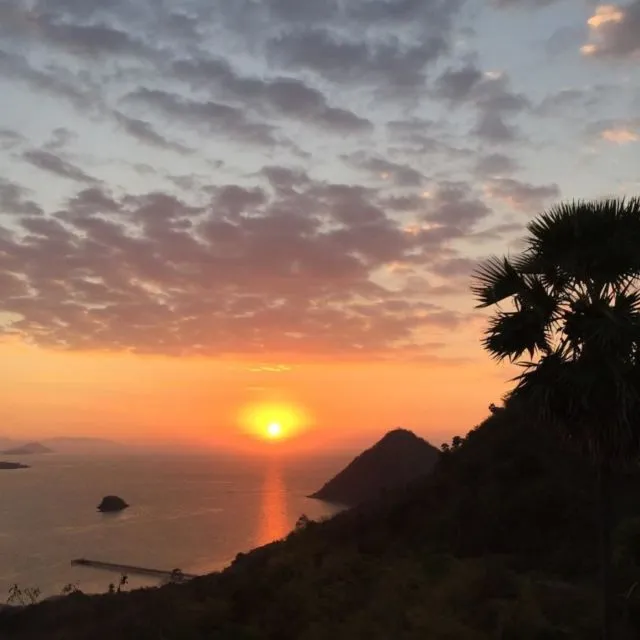 Nikmati 10 Spot Berburu Sunset Paling Cantik di Flores. Panoramanya Begitu Indah dan Bikin Males Pulang 14