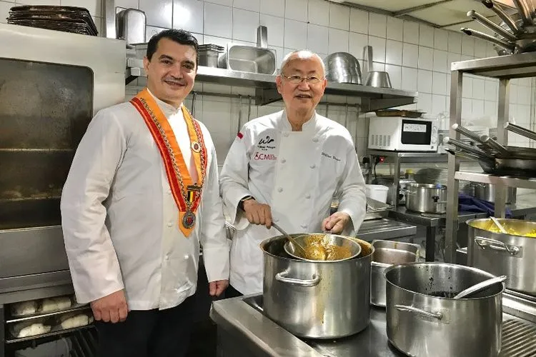 Serunya Perjalanan Kuliner Gordon Ramsay ke Sumatra Barat untuk Bikin Rendang, Makanan Terenak di Dunia! 9