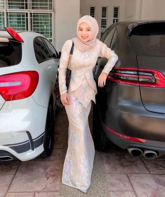 9 Kebaya Berbahan Organza dengan Desain Paling Unik. Dijamin Belum Banyak yang Punya! 11