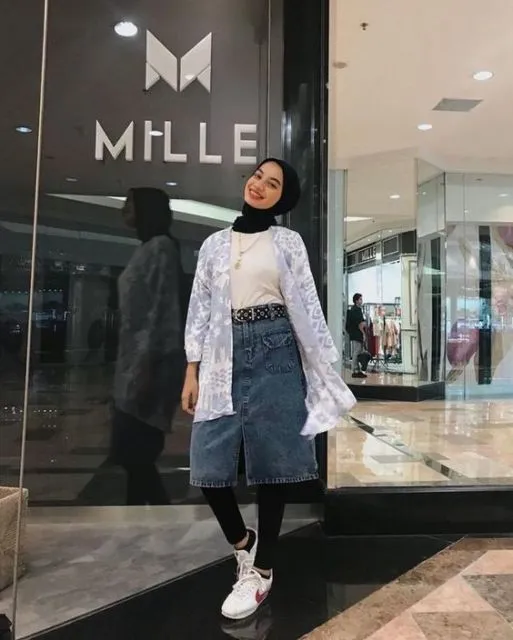 5 Cara Tampil Ideal dengan Rok Jeans; Buat yang Badannya Kecil Sampai Besar, Bisa! 6