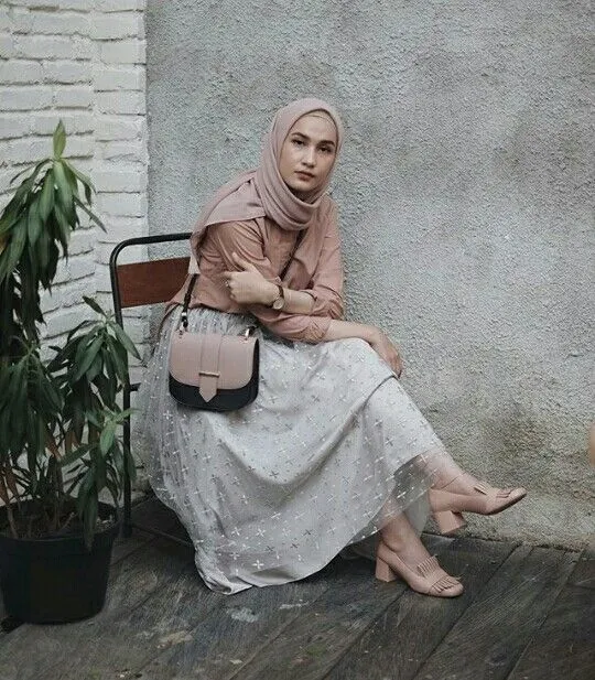 8 Potret Dwi Handa Saat Pakai Rok dan Kemeja; Sangat Santun Walau Sederhana! 15