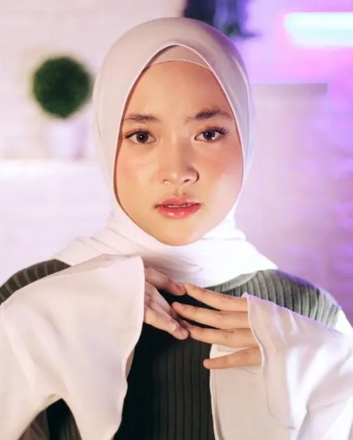 Kumpulan Potret dan Gaya Nissa 'Sabyan' yang Jarang Terekspos Media. Manis Banget! 13