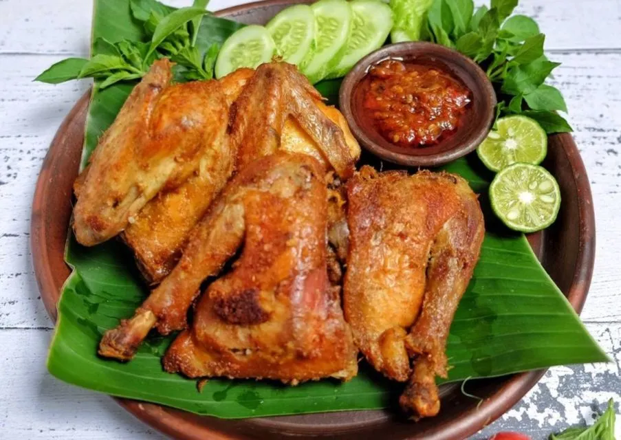 8 Resep Ayam Goreng dari Bumbu Lengkuas Sampai Kecap Pedas. Racikan Ungkepnya Beda Semua 12