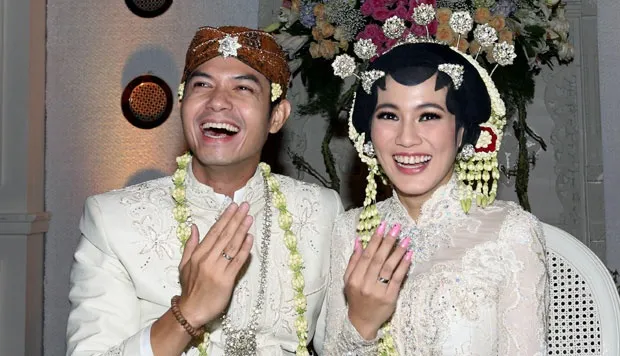9 Artis yang Menikah dengan Teman Sendiri. Jodoh Bisa Sedekat itu 11