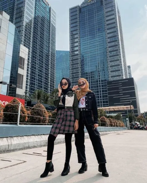 8 Bukti Foto OOTD dengan Teknik Low Angle Bisa Membuatmu Tampak Tinggi. Coba, Kuy! 15