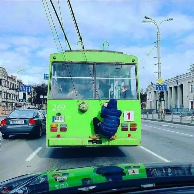 11 Kelakuan Kocak Penumpang Bus ini Bukti Kalau Orang di Mana pun Sama. Bule juga Bisa Nyeleneh! 13