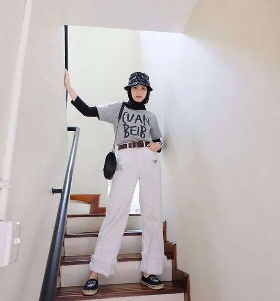 Lagi Hits! Ini 8 Cara Memadukan Warna-Warna Monokrom Buat Hijabers Berpenampilan Simpel 12