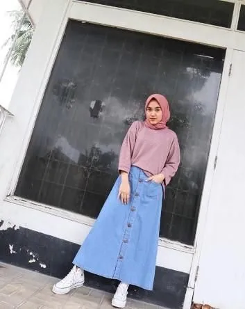 5 Cara Tampil Ideal dengan Rok Jeans; Buat yang Badannya Kecil Sampai Besar, Bisa! 8