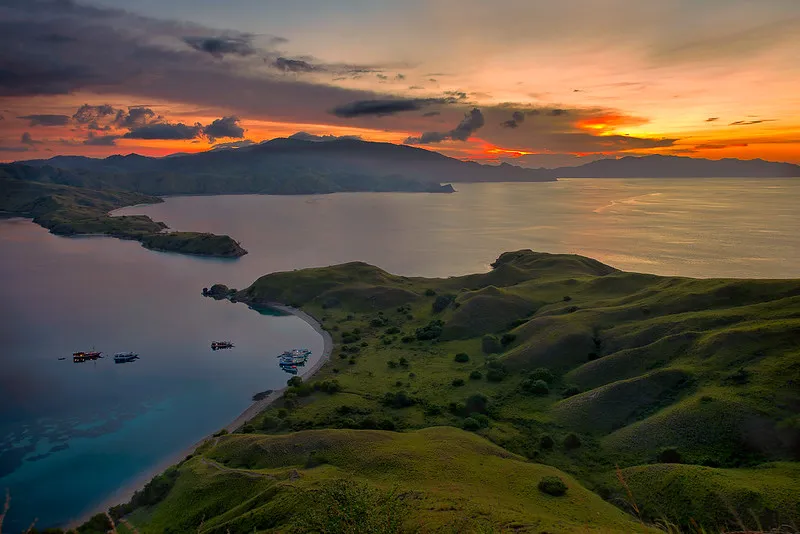 Nikmati 10 Spot Berburu Sunset Paling Cantik di Flores. Panoramanya Begitu Indah dan Bikin Males Pulang 11