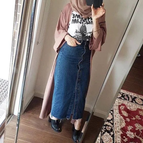 5 Cara Tampil Ideal dengan Rok Jeans; Buat yang Badannya Kecil Sampai Besar, Bisa! 9