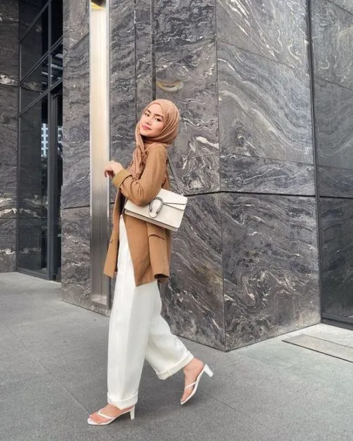 9 OOTD Hijab dan Celana Warna Cream yang Simple 15