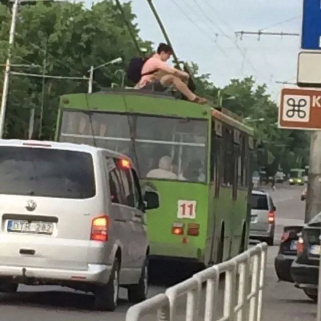 11 Kelakuan Kocak Penumpang Bus ini Bukti Kalau Orang di Mana pun Sama. Bule juga Bisa Nyeleneh! 15