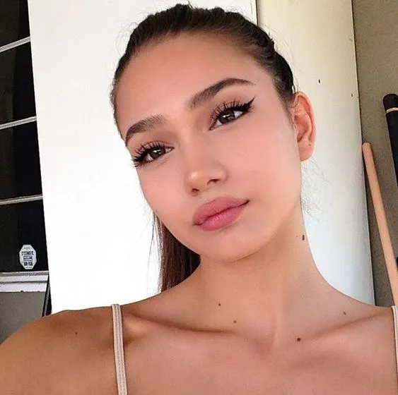 Tren Eyeliner 'Bersayap' yang Kini Makin Disukai Para Cewek, Padahal Susah Bikinnya! 8